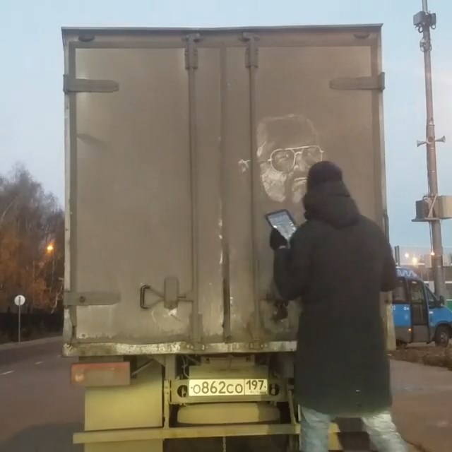 Как создаются "шедевры" на грязных автомобилях (3 фото)