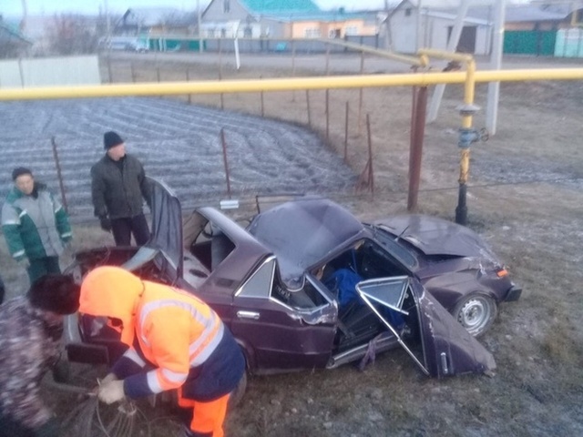 Водитель пожертвовал своим авто, чтобы спасти котика (3 фото)
