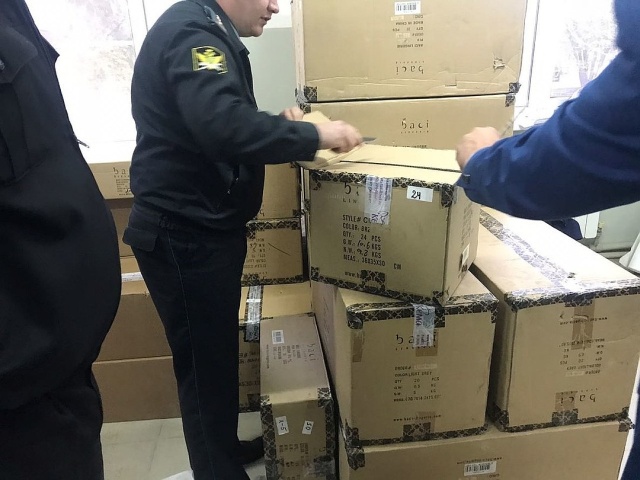 В Армавире у должника изъяли 15 тысяч интимных игрушек (7 фото)