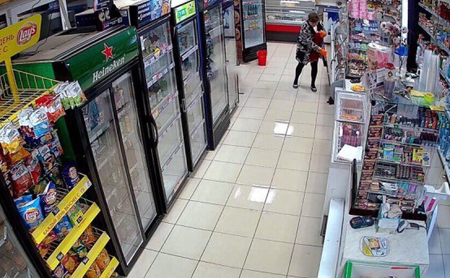 Когда уборщица вымыла пол в магазине под Нижним Новгородом (4 фото)