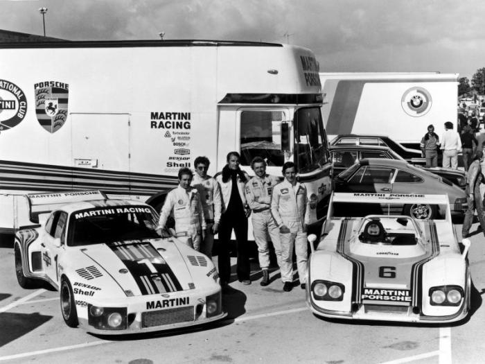 Российский дизайнер придумал автобус для перевозки Porsche (13 фото)