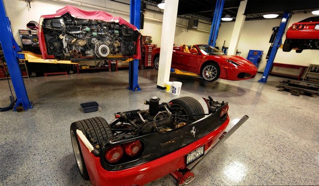 Как меняют сцепление на спорткаре Ferrari F50? (6 фото)