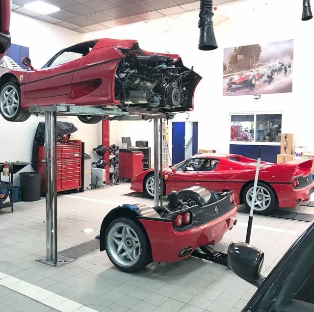 Как меняют сцепление на спорткаре Ferrari F50? (6 фото)