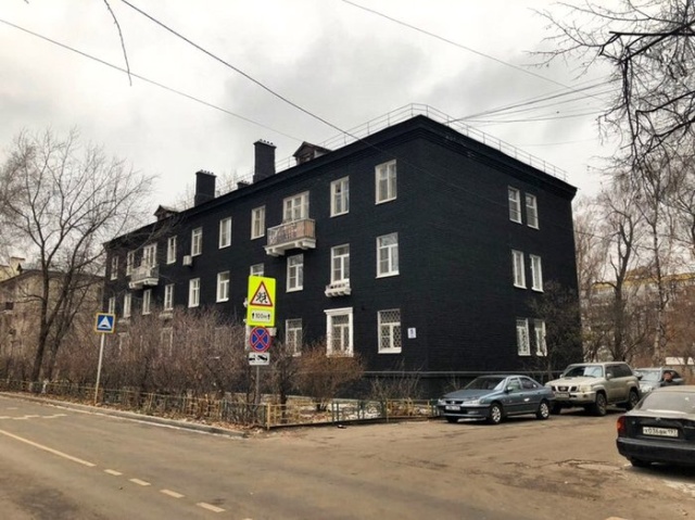В Подмосковье сталинку покрасили в черный цвет (9 фото)