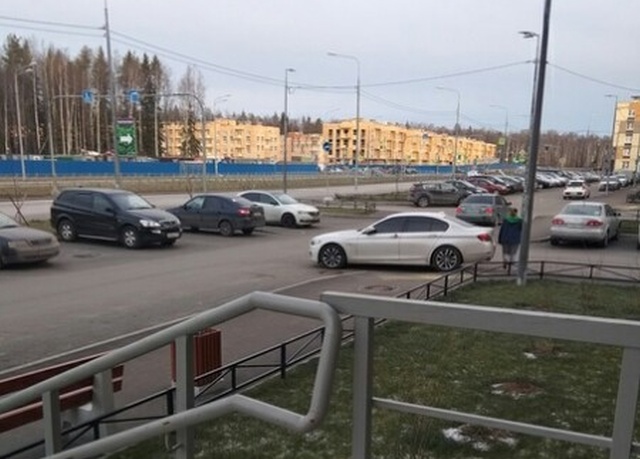Уровень парковки - царь на BMW (4 фото)