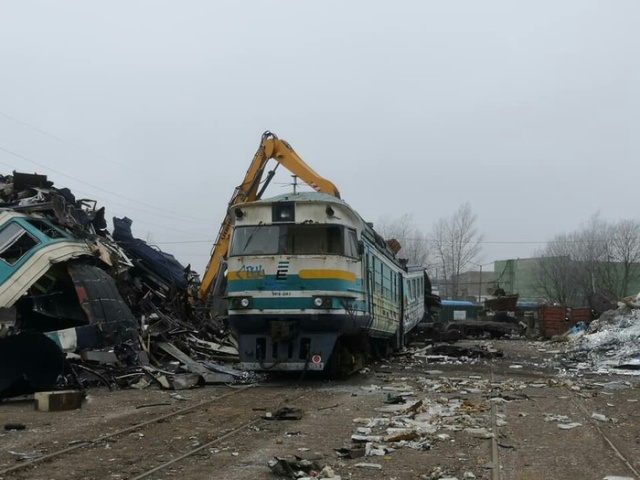 Уничтожение старого дизель-поезда в Эстонии (9 фото)