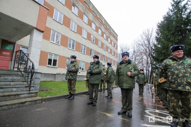 Капитан погранзаставы с оркестром встречал жену из роддома (6 фото)