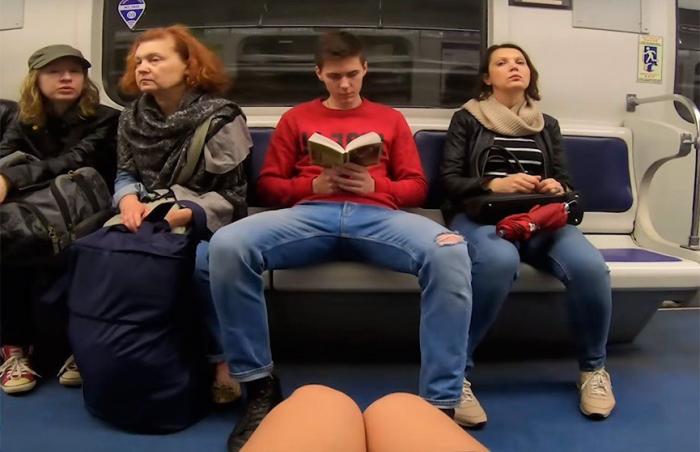 Почему мужчины раздвигают ноги, когда сидят (3 фото)