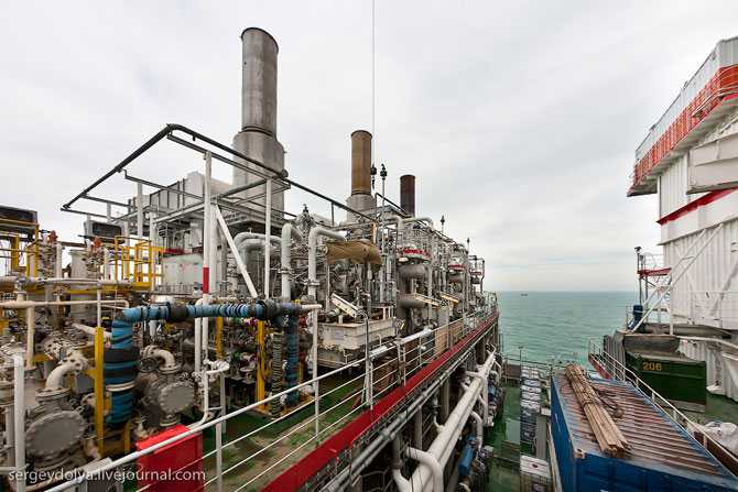 Как в море добывают нефть (26 фото)