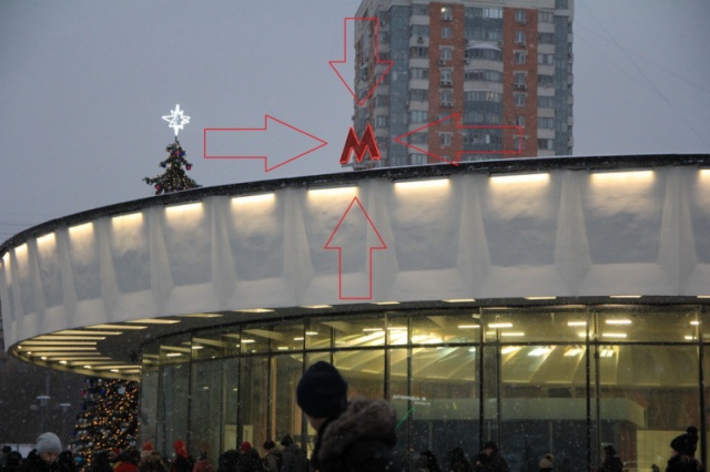 В Москве злоумышленники похитили букву "М" с крыши метро (2 фото)
