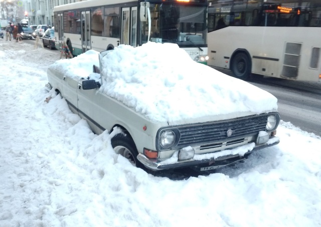 Припарковался на всю зиму? (3 фото)