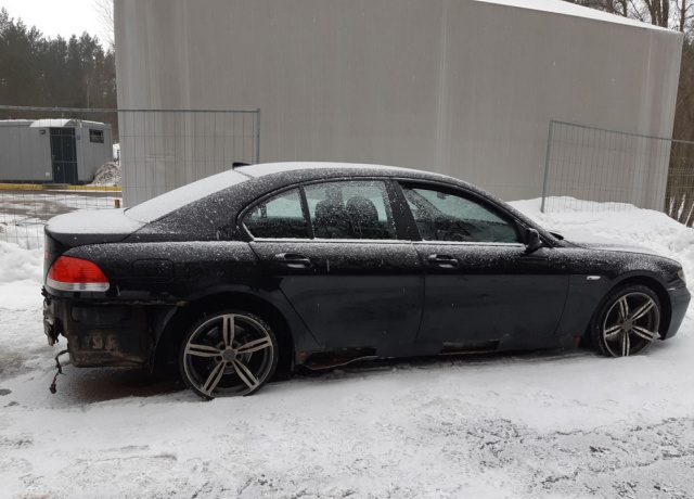 Таможенники на границе несколько часов "пилили" BMW (6 фото)