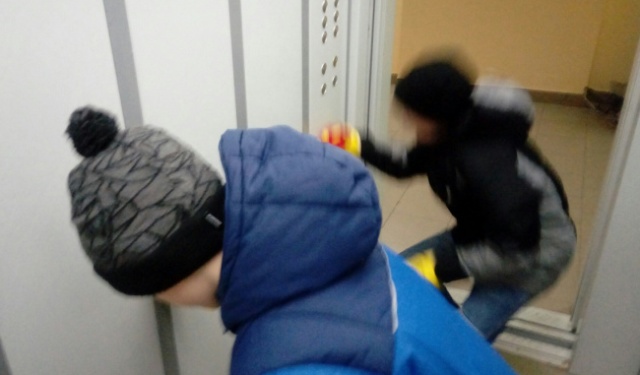 Как детишки "подшутили" над соседями в Нижнем Новгороде (2 фото)