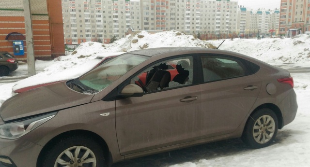 Припарковал машину на одну ночь во дворе (2 фото)