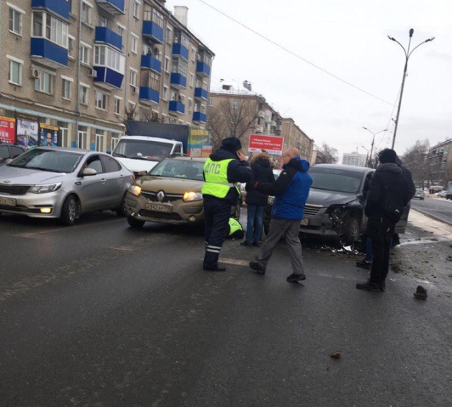 Водитель зажал руку инспектора дверью и нажал на педаль газа (2 фото)