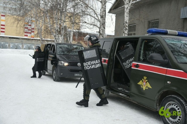 Школьникам показали, как военная полиция разгоняет митинги (13 фото)