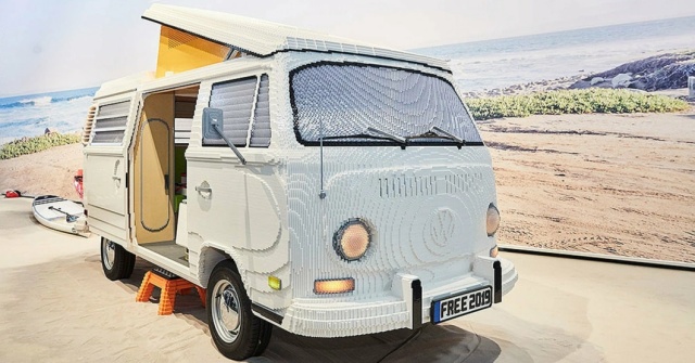 Уникальный фургон Volkswagen T2, собранный из LEGO (5 фото)