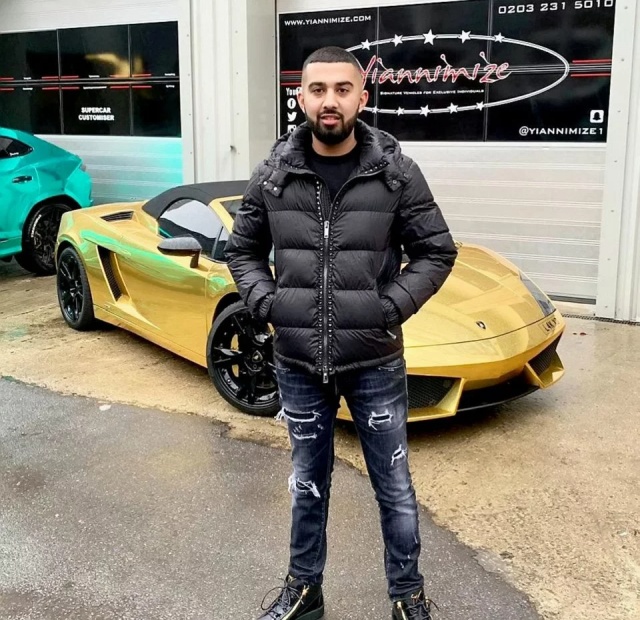Дорогостоящий Lamborghini загорелся во время поездки (7 фото)