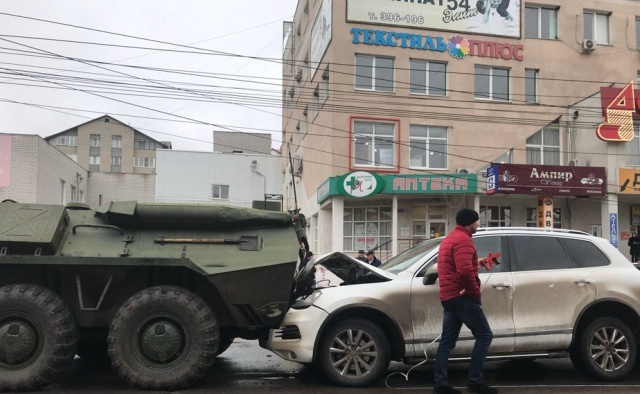 Между двумя БТРами оказались зажаты четыре автомобиля (7 фото)