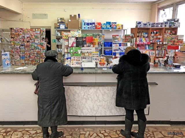 Приходишь на почту за посылкой, а попадаешь в "универсам" (3 фото)