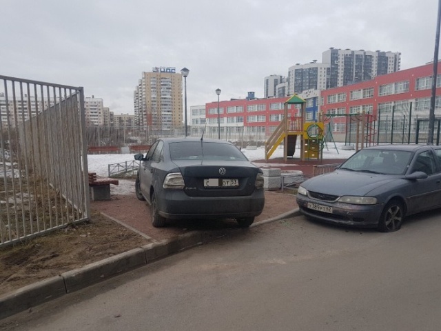 Проучили за парковку в неположенном месте (3 фото)