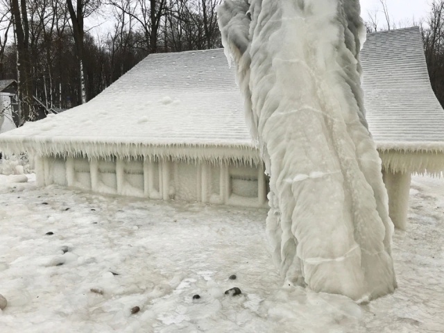 Пляжный домик во льдах (6 фото)