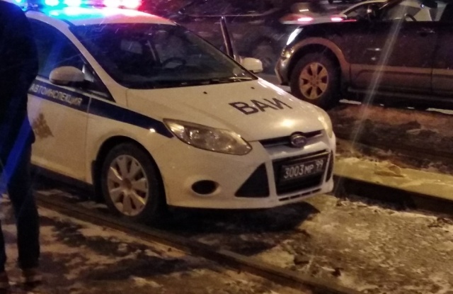 Жителям пришлось идти пешком из-за автомобиля ВАИ (4 фото)