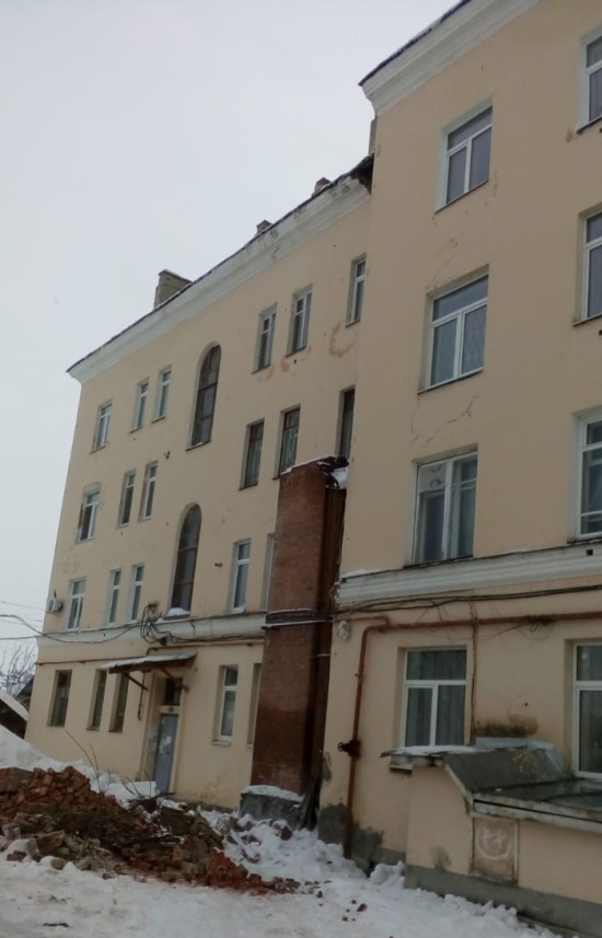 Из-за наледи на крыше пострадал автомобиль судьи (6 фото)