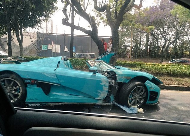 Разбили уникальный суперкар Koenigsegg CCXR бирюзового цвета (8 фото)