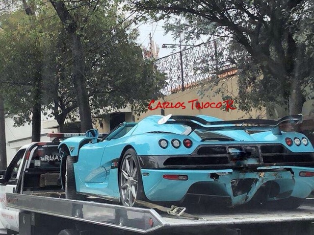 Разбили уникальный суперкар Koenigsegg CCXR бирюзового цвета (8 фото)