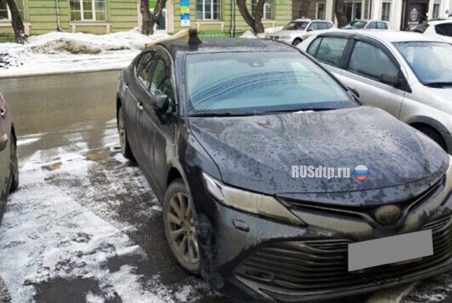 Мужчина воткнул топор в крышу припаркованного автомобиля (3 фото)