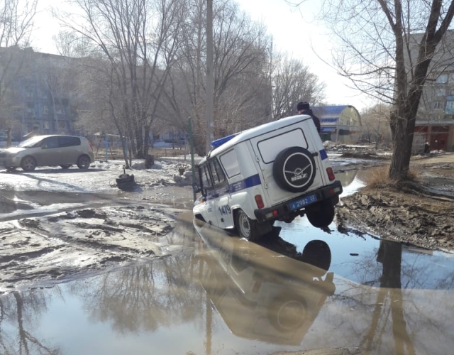 В Рубцовске полицейский УАЗ застрял в глубокой яме (2 фото)
