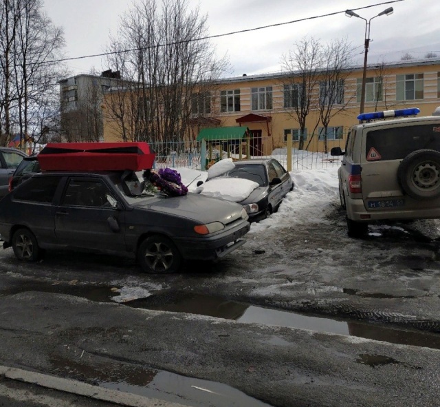 Полиция Мурманска выясняет, почему вандалы установили гроб (2 фото)