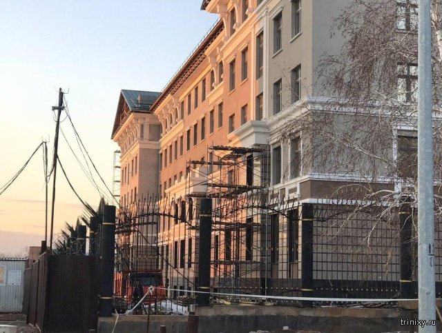 Здание ФСБ в Оренбурге огородили частоколом (3 фото)