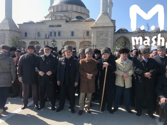 Обряд примирения кровников в Чечне,они враждовали более 20 лет(4 фото)