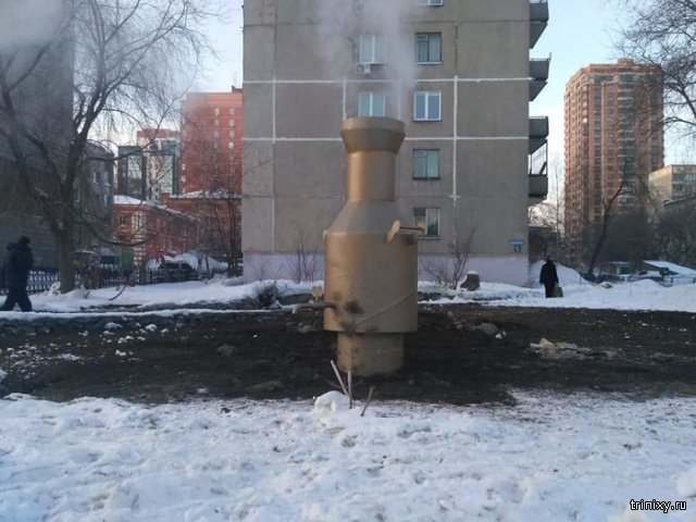 Необычные арт-объекты на теплотрассе в Новосибирске (4 фото)