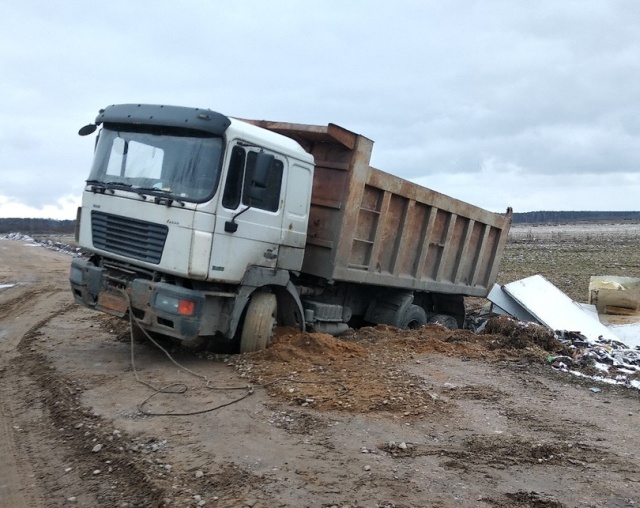 Водители не оставили безнаказанным "вывоз" строй- мусора (7 фото)