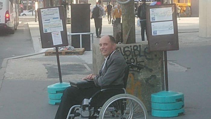 В Париже водитель автобуса выгнал всех пассажиров (3 фото)