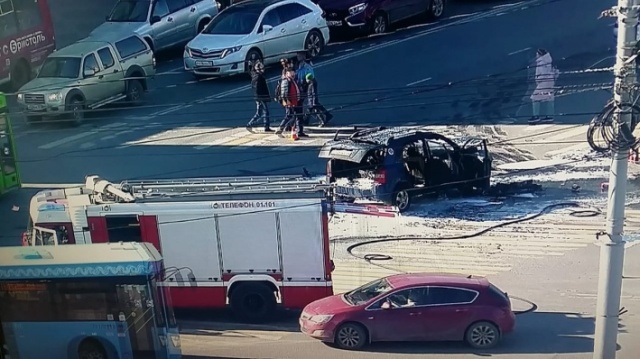 В центре Архангельска после аварии сгорел автомобиль (4 фото)