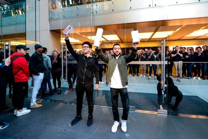 За место в очереди за iPhone 11 просят до 500 000 рублей (2 фото)