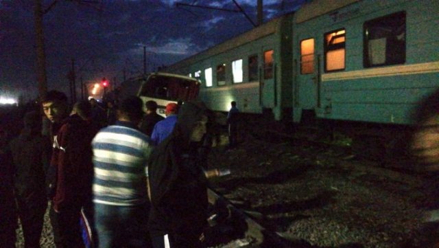 Поезд протаранил автобус в Алматинской области (2 фото)
