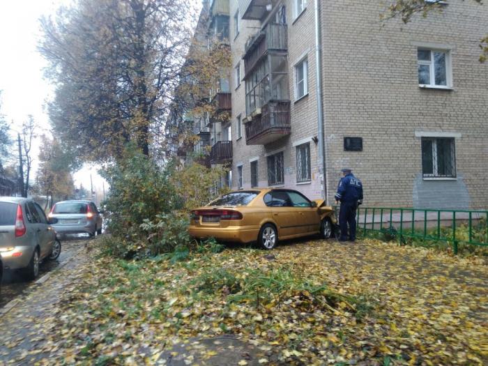 В Туле иномарка пошла на обгон и въехала в стену дома (3 фото)