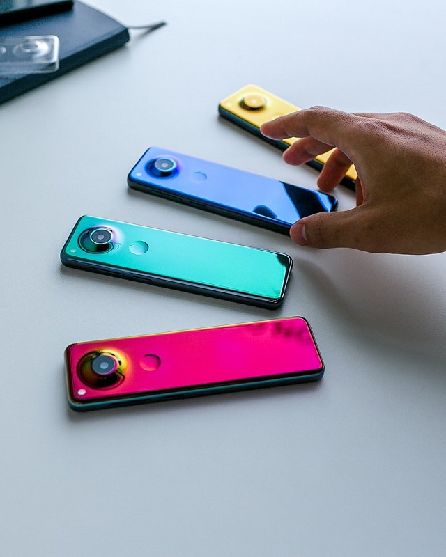 Создатель Android показал смартфон, похожий на пульт (4 фото)