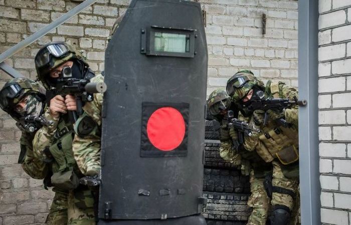 Зачем нужен красный круг на щитах спецназа (5 фото)