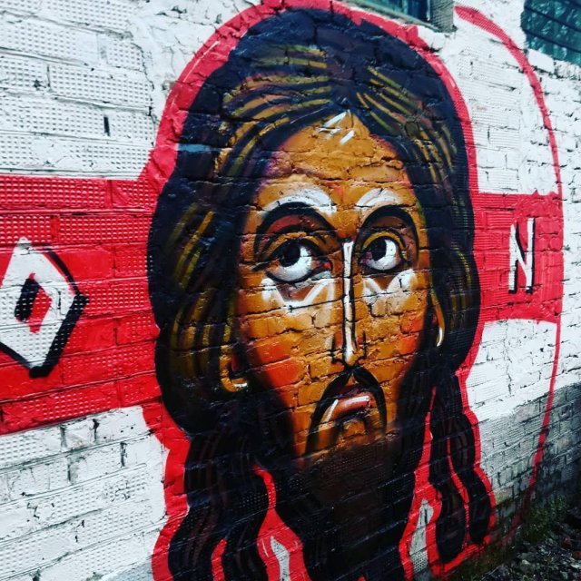 В Подмосковье уличный художник рисует иконы на стенах (7 фото)