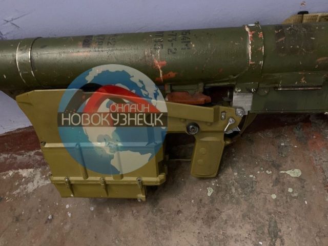 В Новокузнецке местный житель нашел гранатомет в подъезде (3 фото)