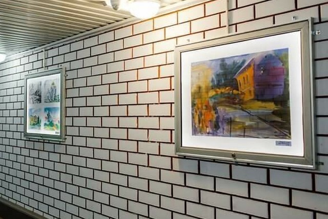 В подземном переходе организовали выставку картин (5 фото)