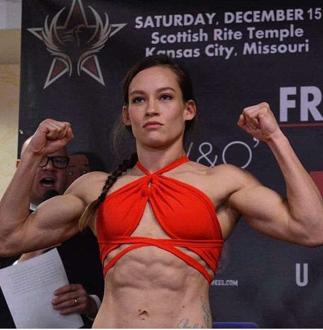 Составлен рейтинг самых привлекательных девушек-бойцов MMA (15 фото)