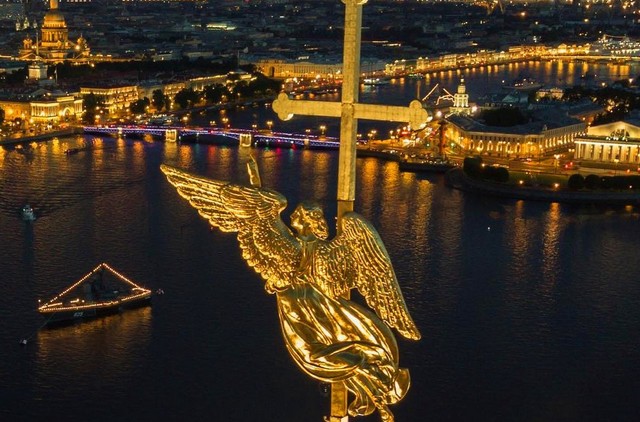 Ангелы следят за Петербургом (10 фото)