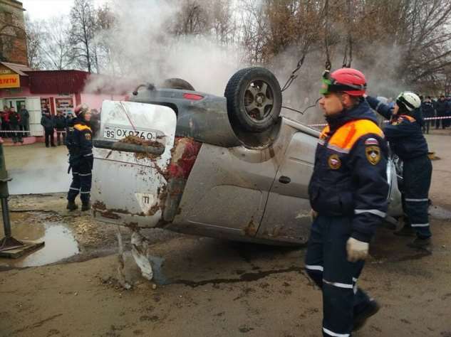 В Пензе автомобиль провалился в яму с кипятком (3 фото)